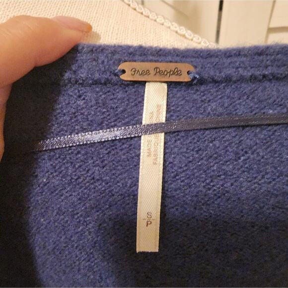 FREE PEOPLE BLUE OVERSIZED SWEATER SIZE SMALL - Picture 3 of 8